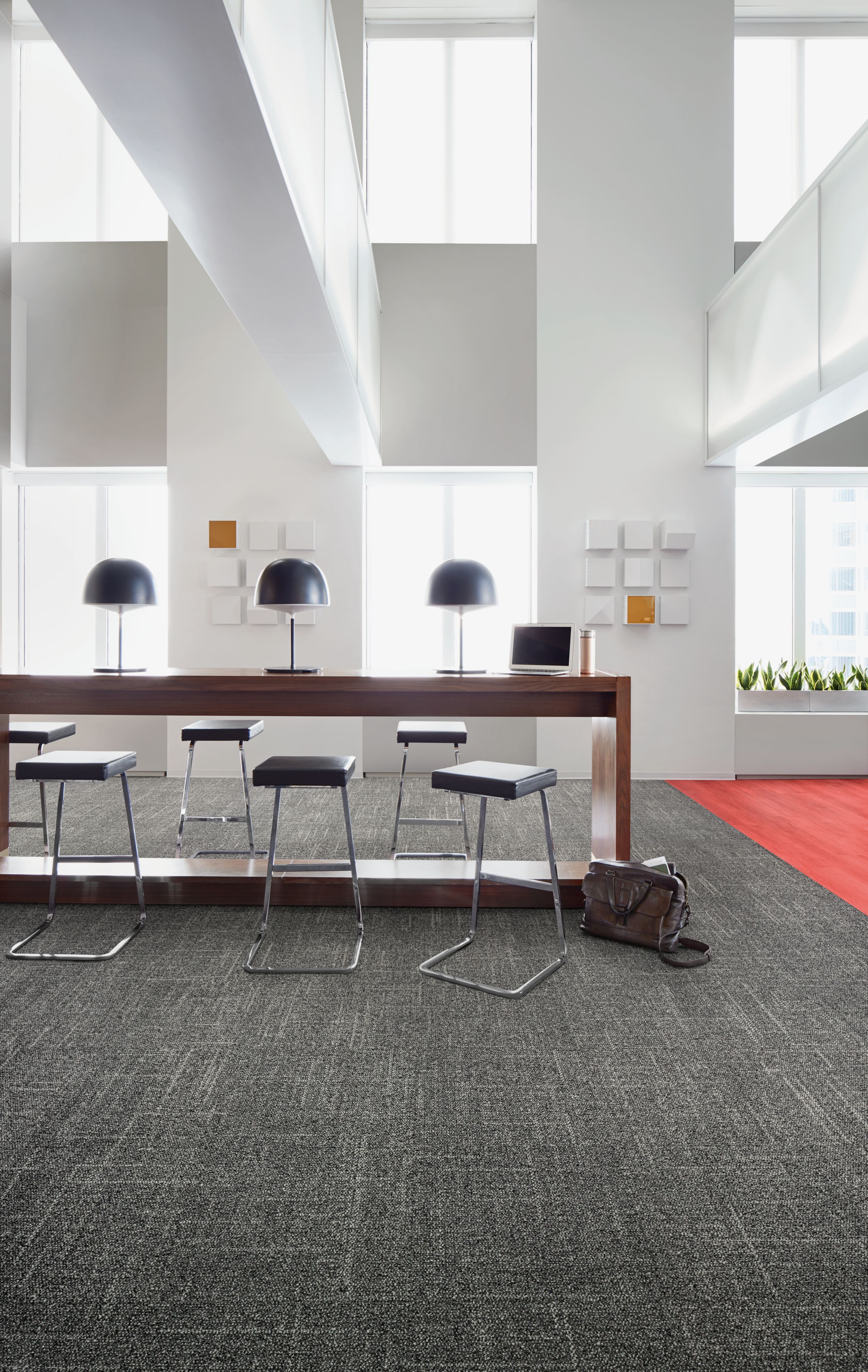 Interface Open Air 418 carpet tiles with Studio Set LVT in open office image number 5